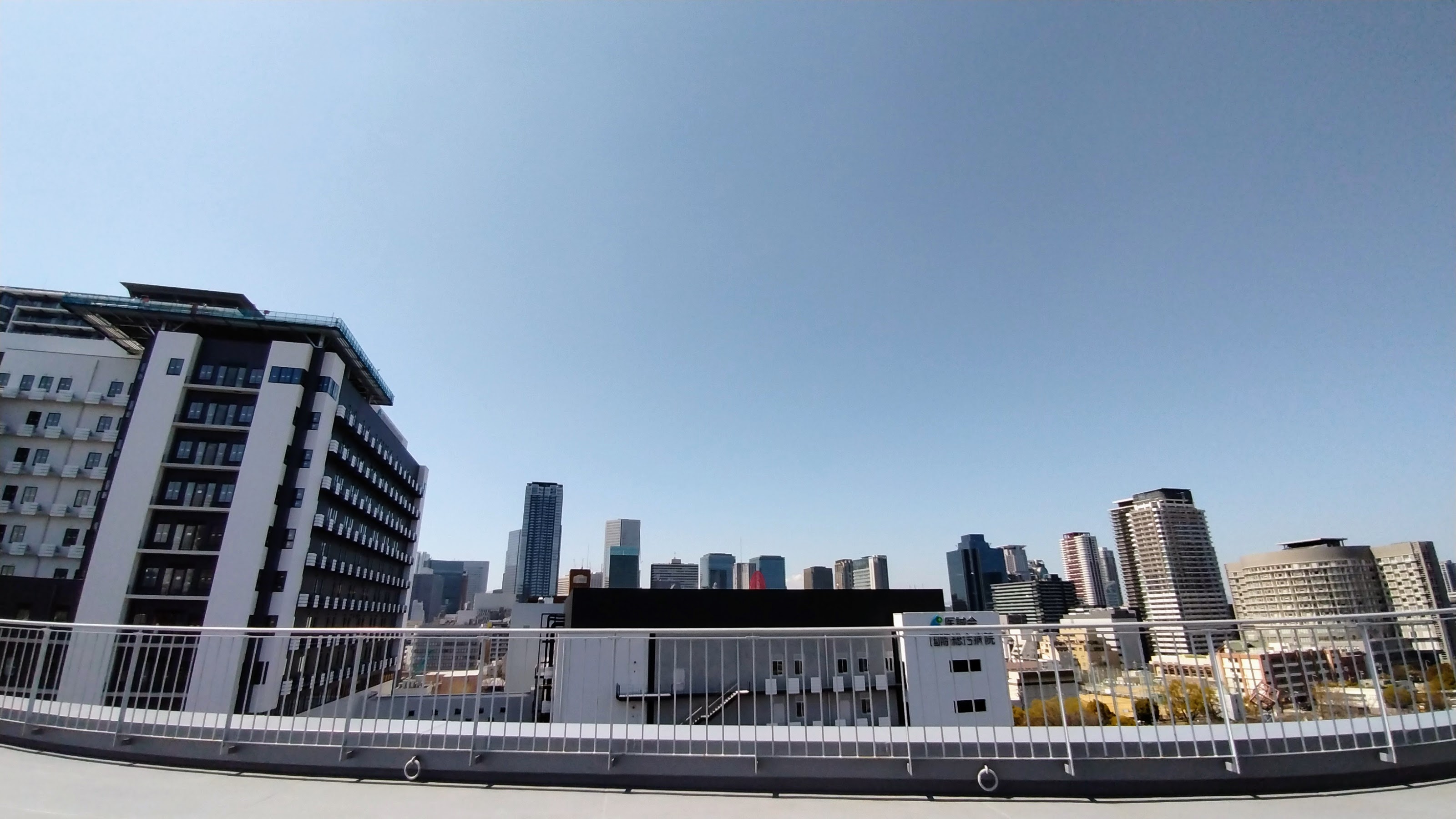大阪・梅田周辺の高層ビル群をバックにした都会的なシーン撮影に最適なロケーション！