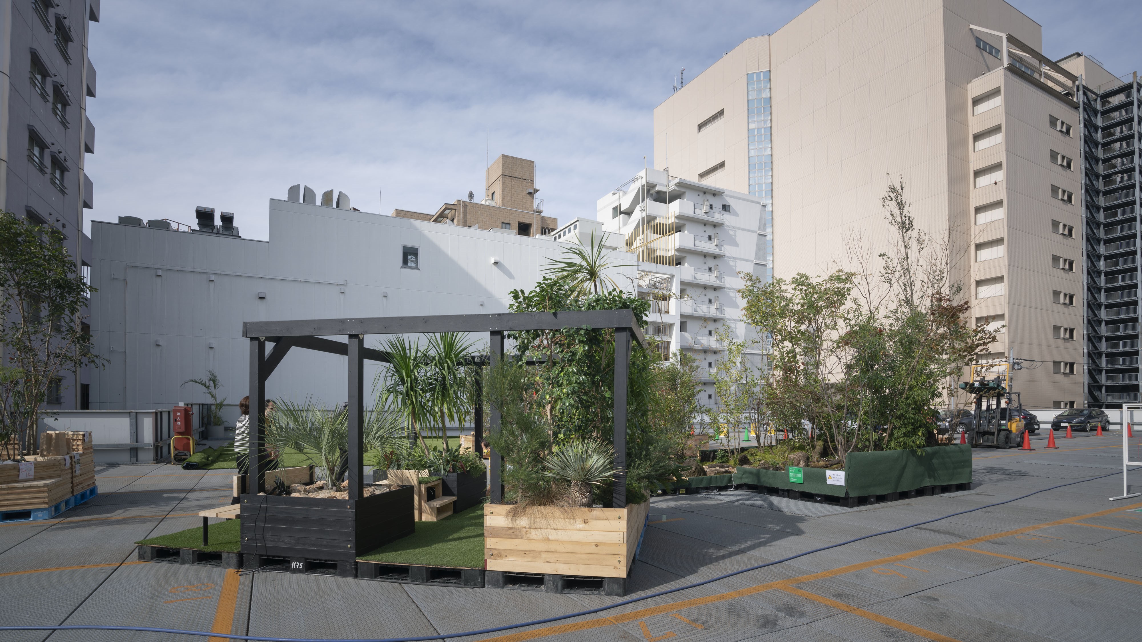 緑化を伴った開放感のある立体駐車場の屋上です