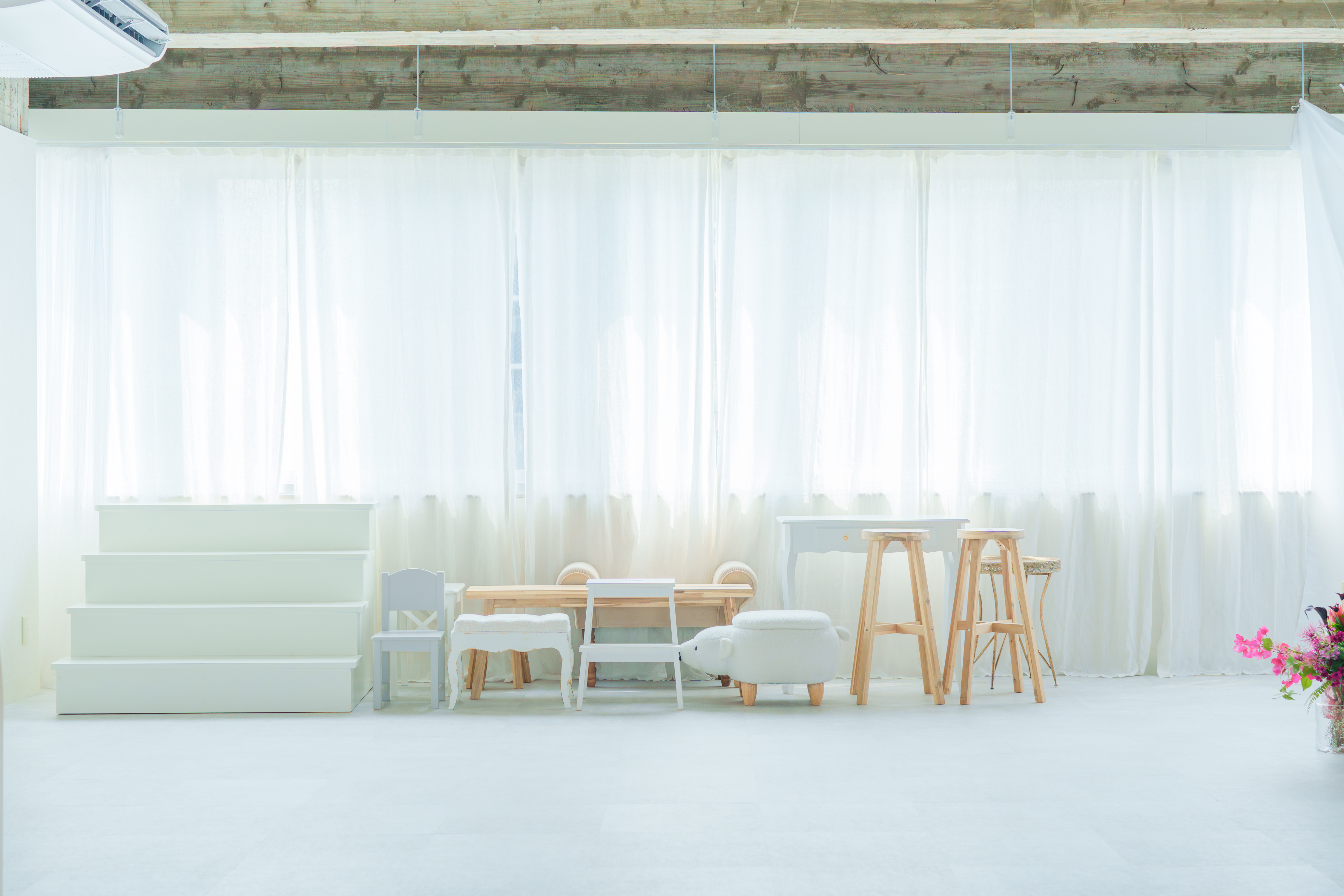 自然光が差し込む解放感のあるフォトスタジオ / 店内お花使い放題 / 78平米