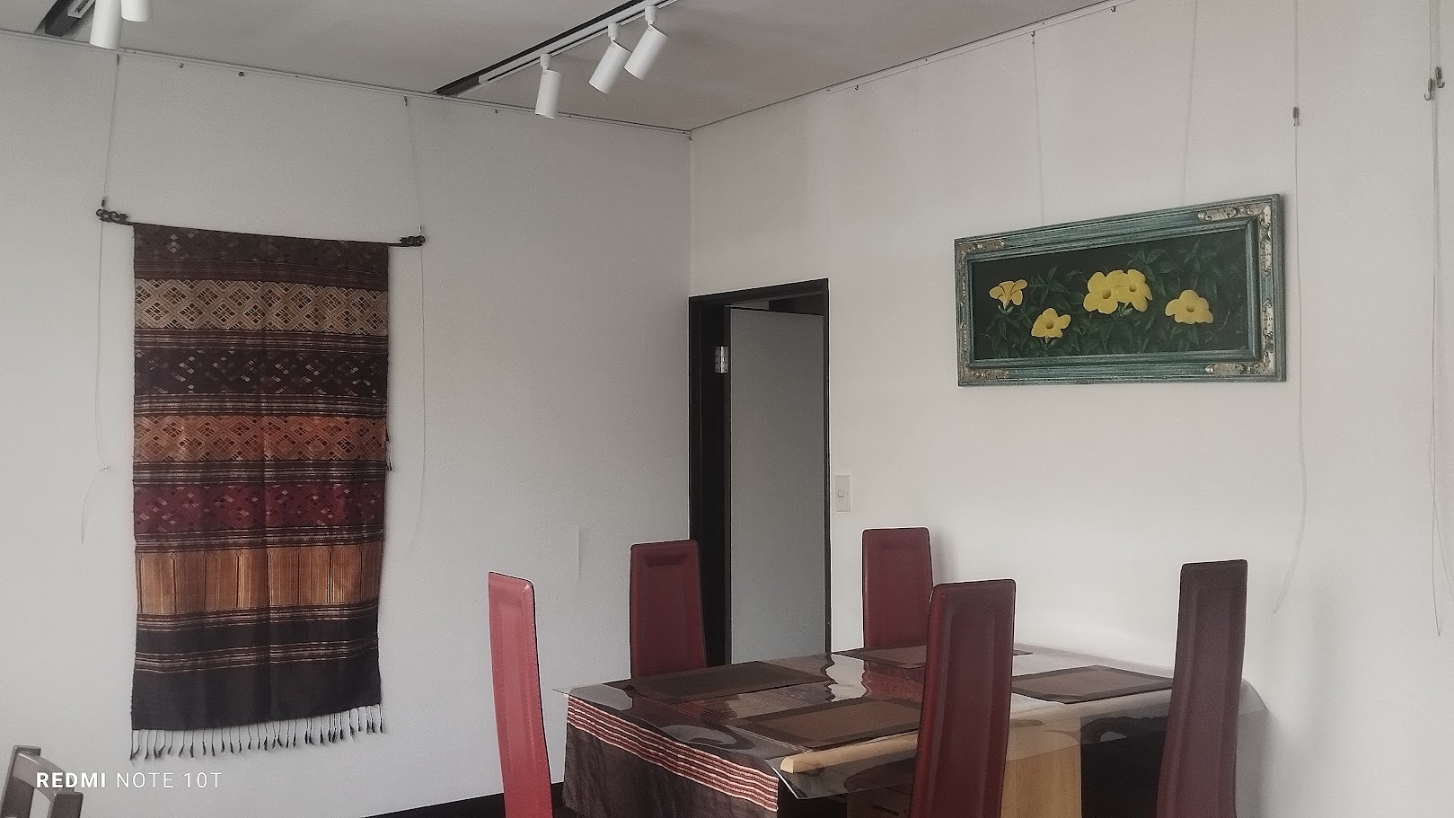 神泉駅すぐの一軒屋の2階洋室10畳。自由にレイアウトしてイベント個展などにどうぞ
