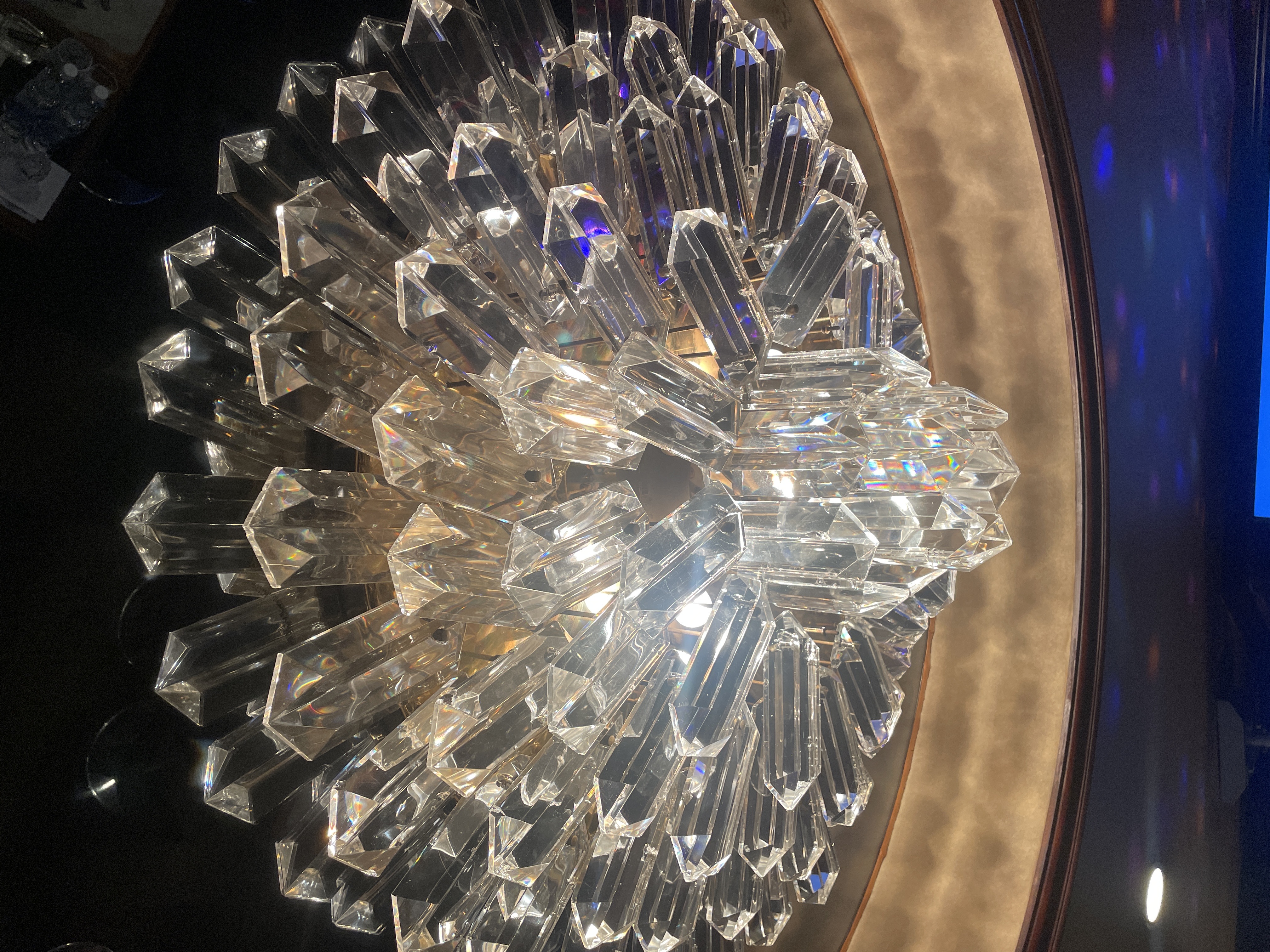 創業45年の老舗club、レトロ感満載、シャンデリア